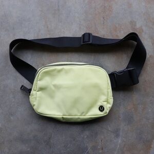 Lululemon Everywhere 1L Belt Bag - Lemon Vibe